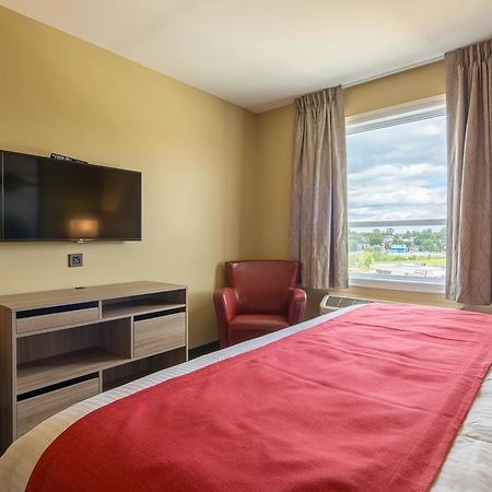 Super 8 By Wyndham Mont Laurier Hotel Екстериор снимка