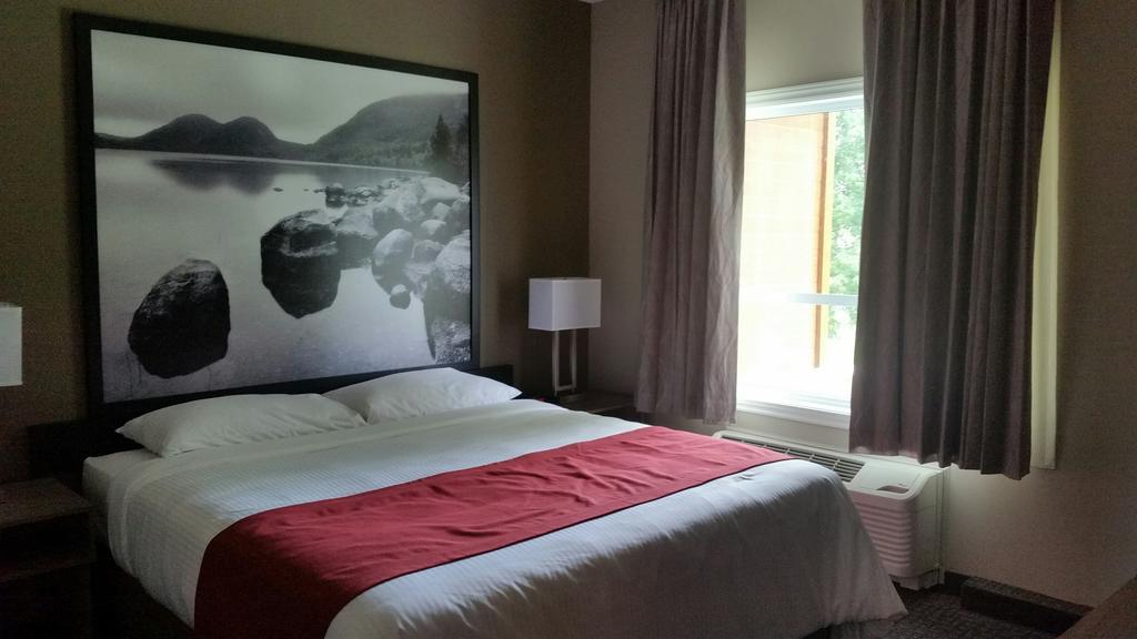 Super 8 By Wyndham Mont Laurier Hotel Екстериор снимка