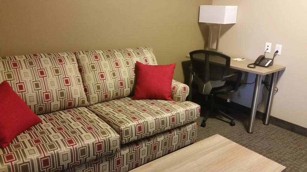 Super 8 By Wyndham Mont Laurier Hotel Екстериор снимка