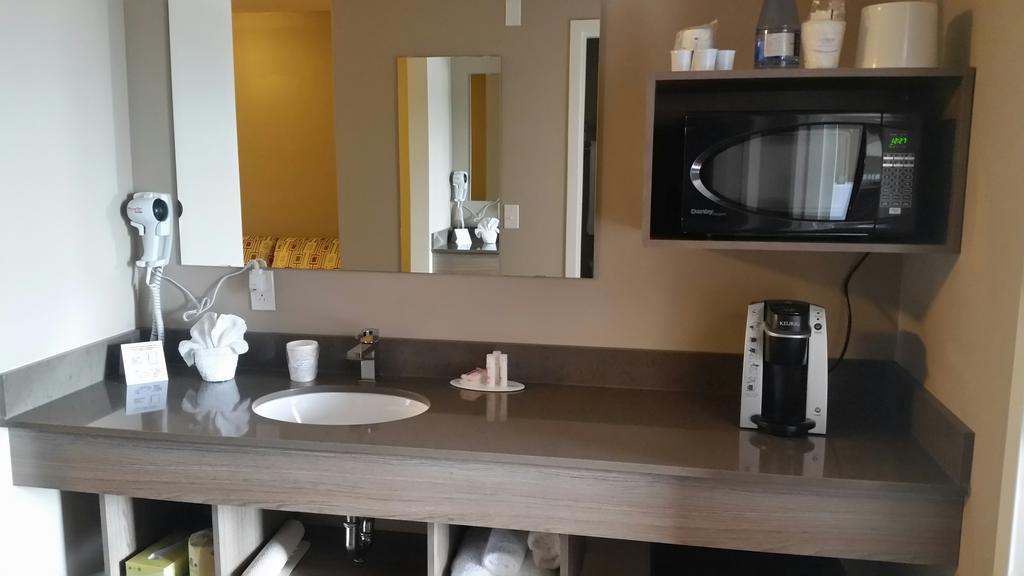 Super 8 By Wyndham Mont Laurier Hotel Екстериор снимка