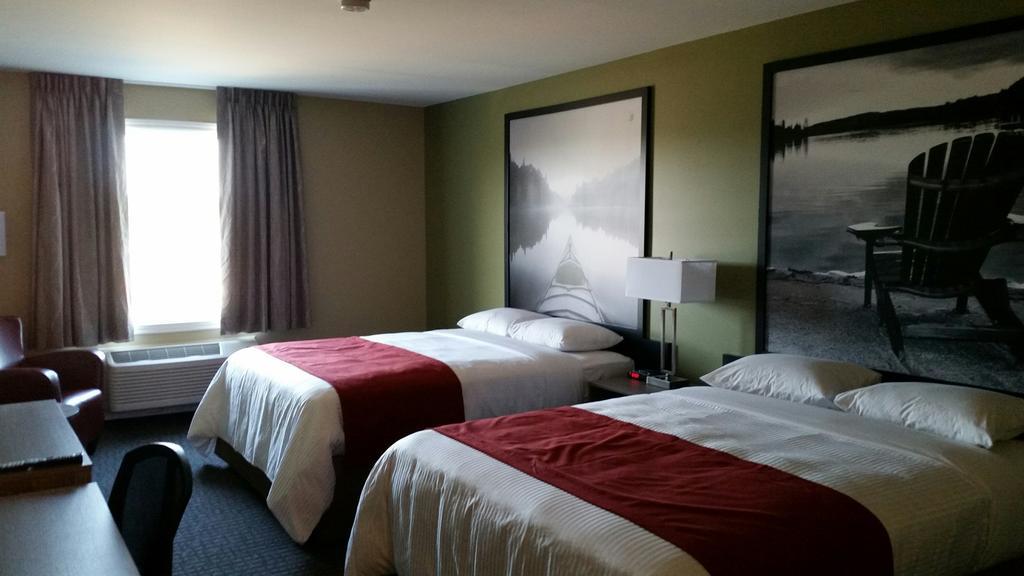 Super 8 By Wyndham Mont Laurier Hotel Екстериор снимка