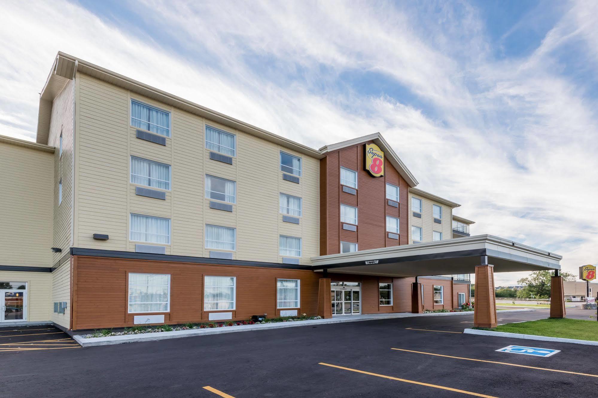 Super 8 By Wyndham Mont Laurier Hotel Екстериор снимка