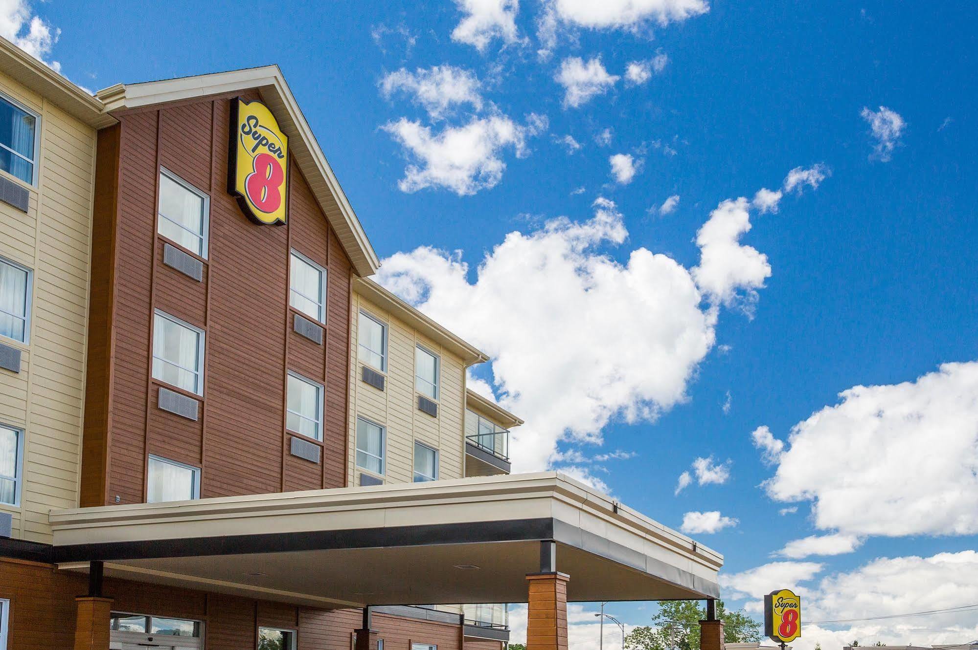 Super 8 By Wyndham Mont Laurier Hotel Екстериор снимка