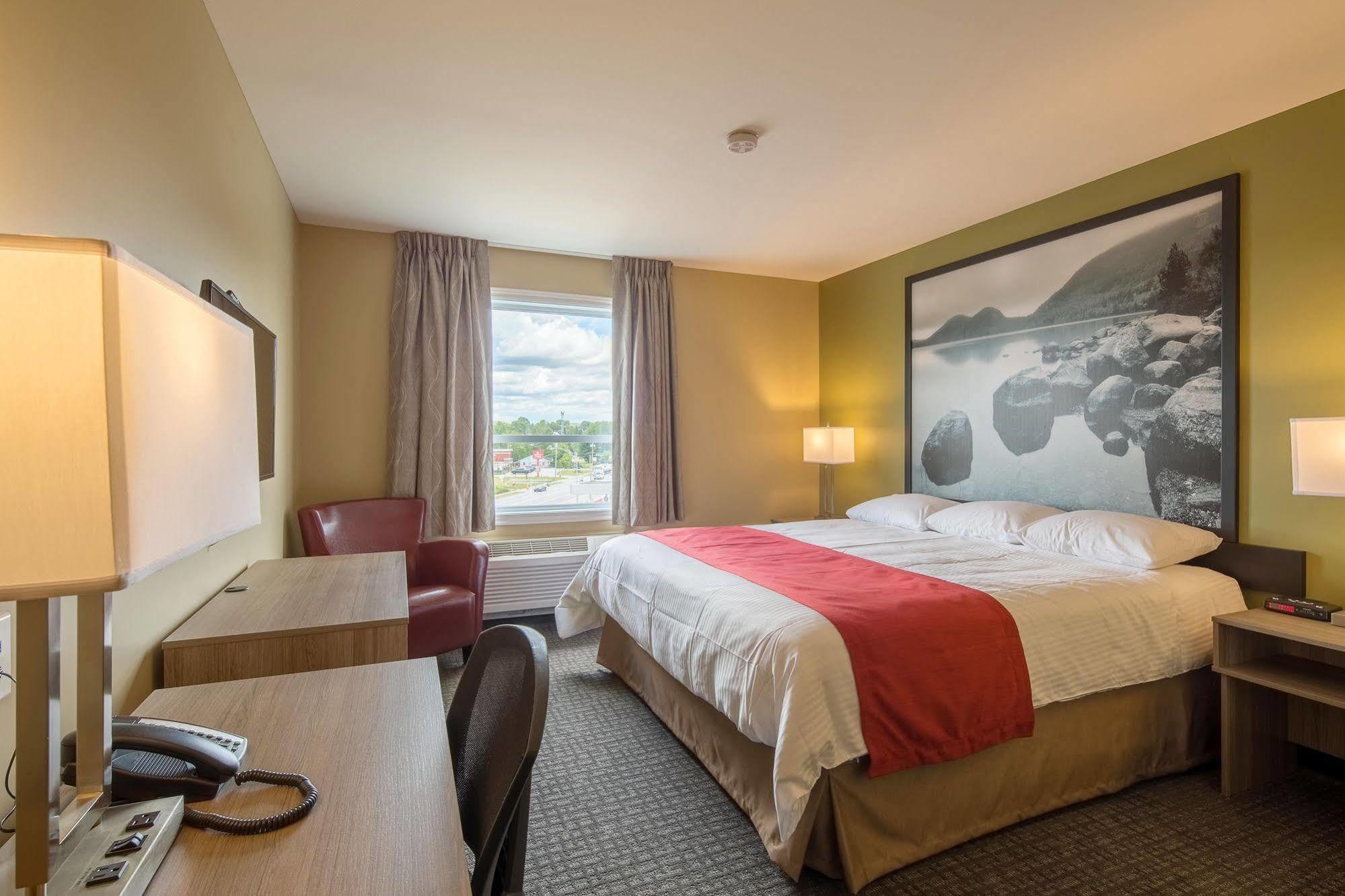 Super 8 By Wyndham Mont Laurier Hotel Екстериор снимка