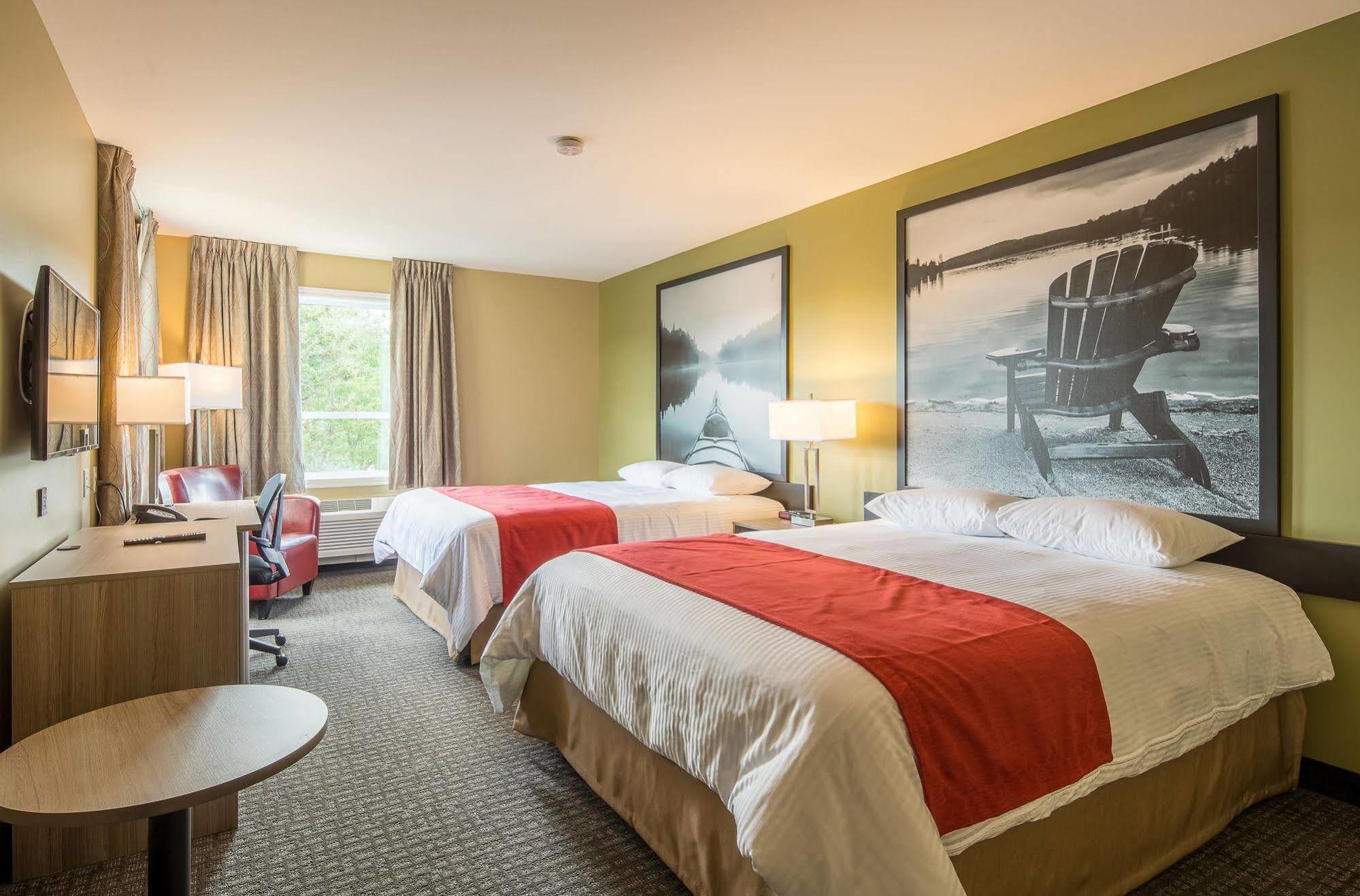 Super 8 By Wyndham Mont Laurier Hotel Екстериор снимка