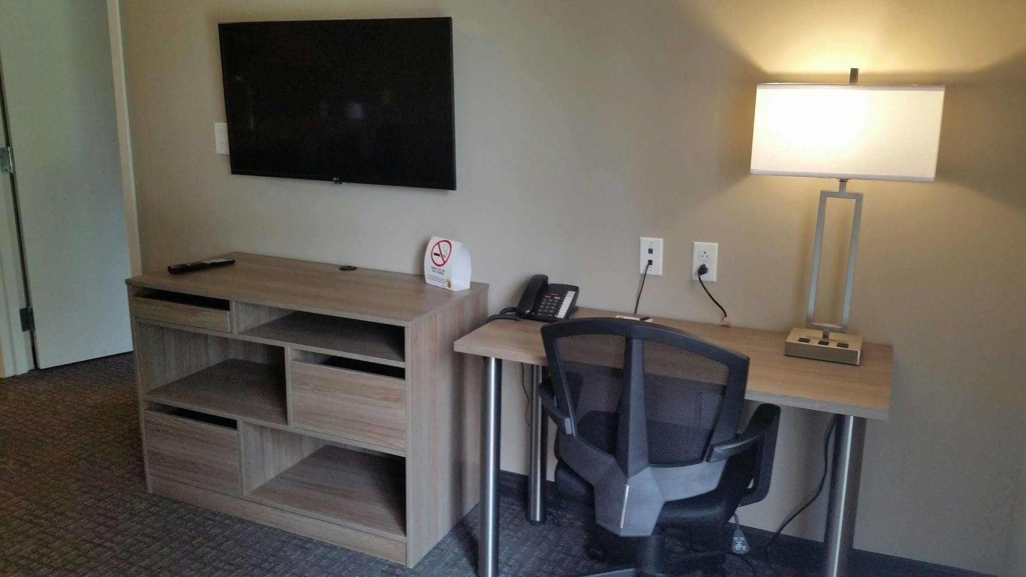Super 8 By Wyndham Mont Laurier Hotel Екстериор снимка