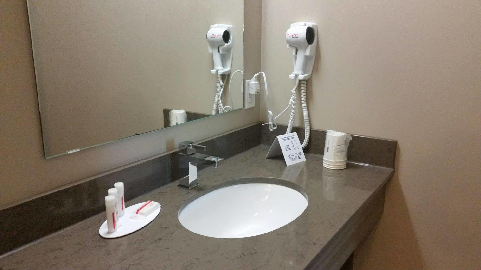 Super 8 By Wyndham Mont Laurier Hotel Екстериор снимка