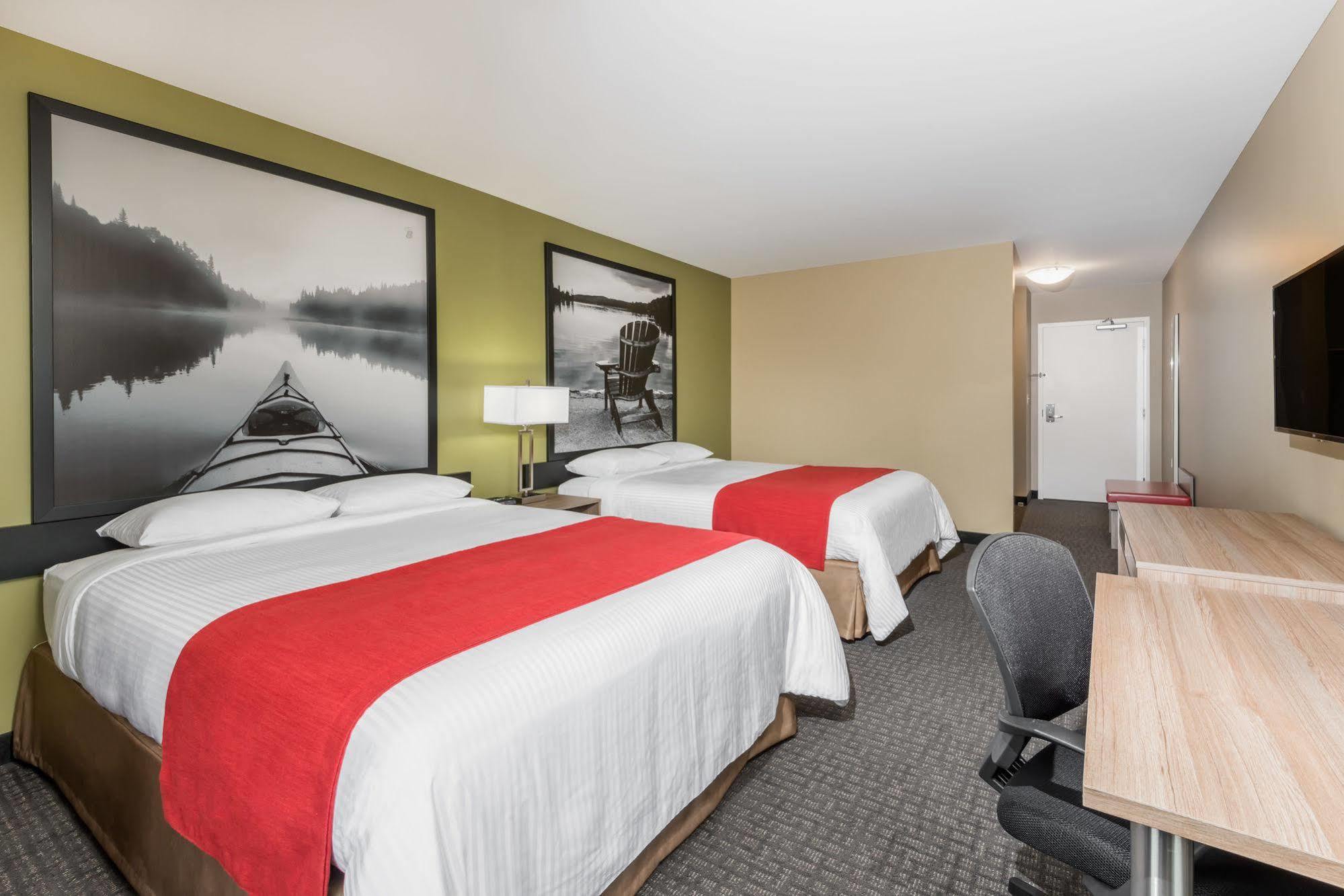Super 8 By Wyndham Mont Laurier Hotel Екстериор снимка