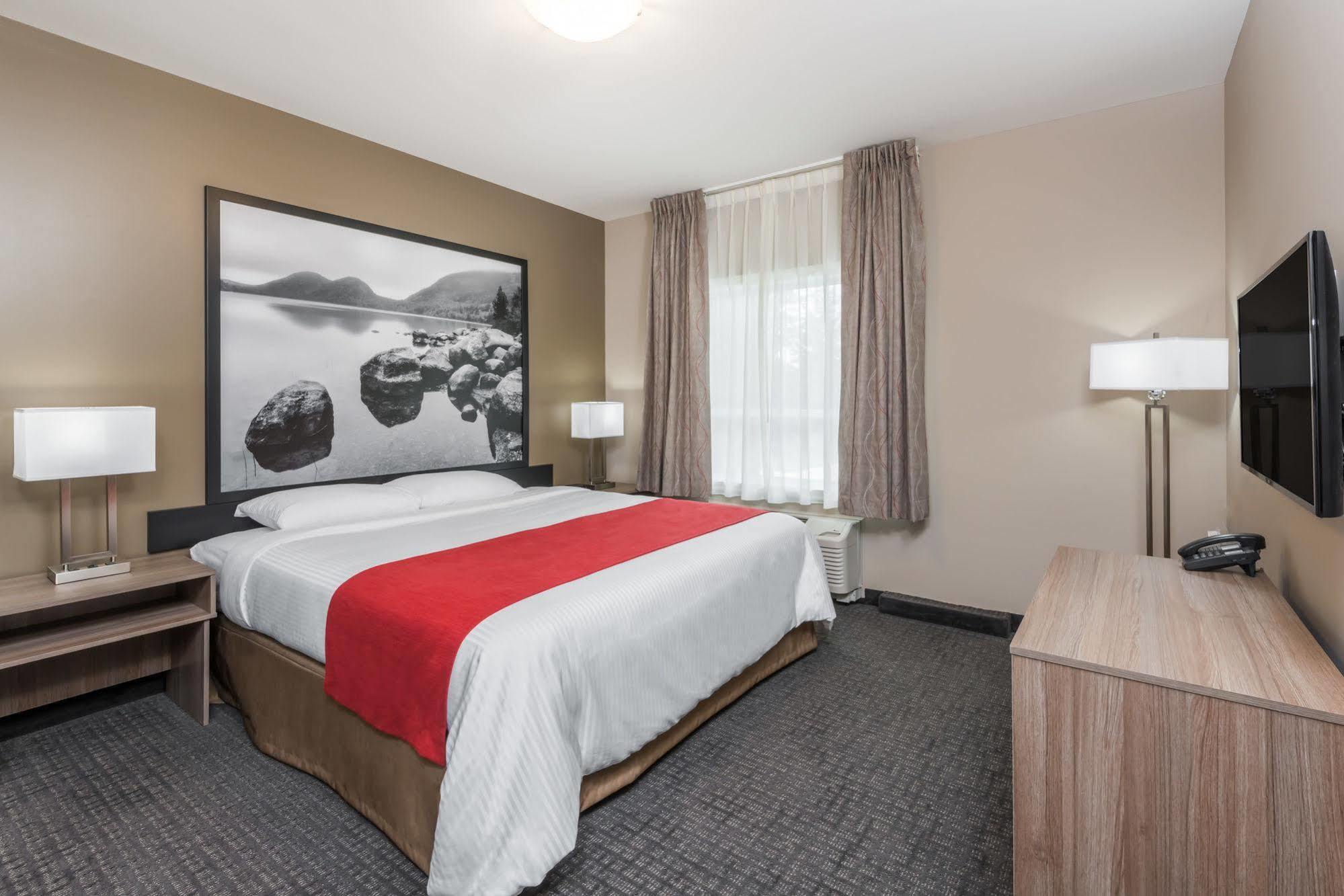 Super 8 By Wyndham Mont Laurier Hotel Екстериор снимка