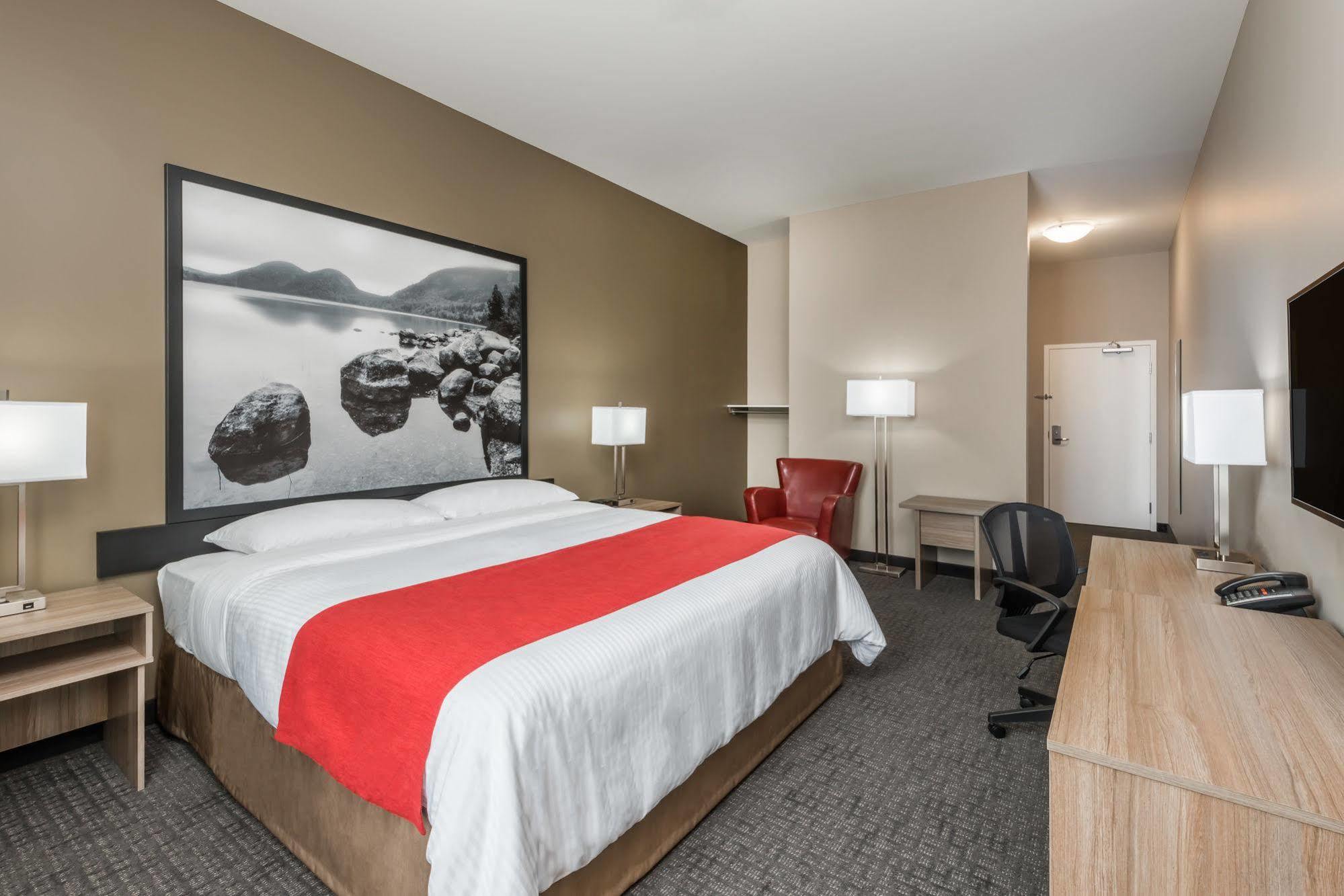 Super 8 By Wyndham Mont Laurier Hotel Екстериор снимка