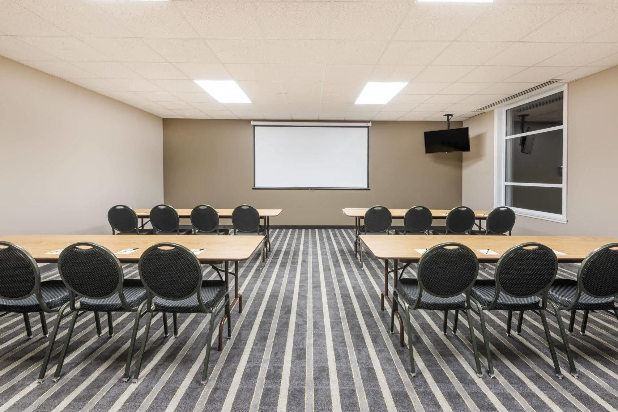 Super 8 By Wyndham Mont Laurier Hotel Екстериор снимка