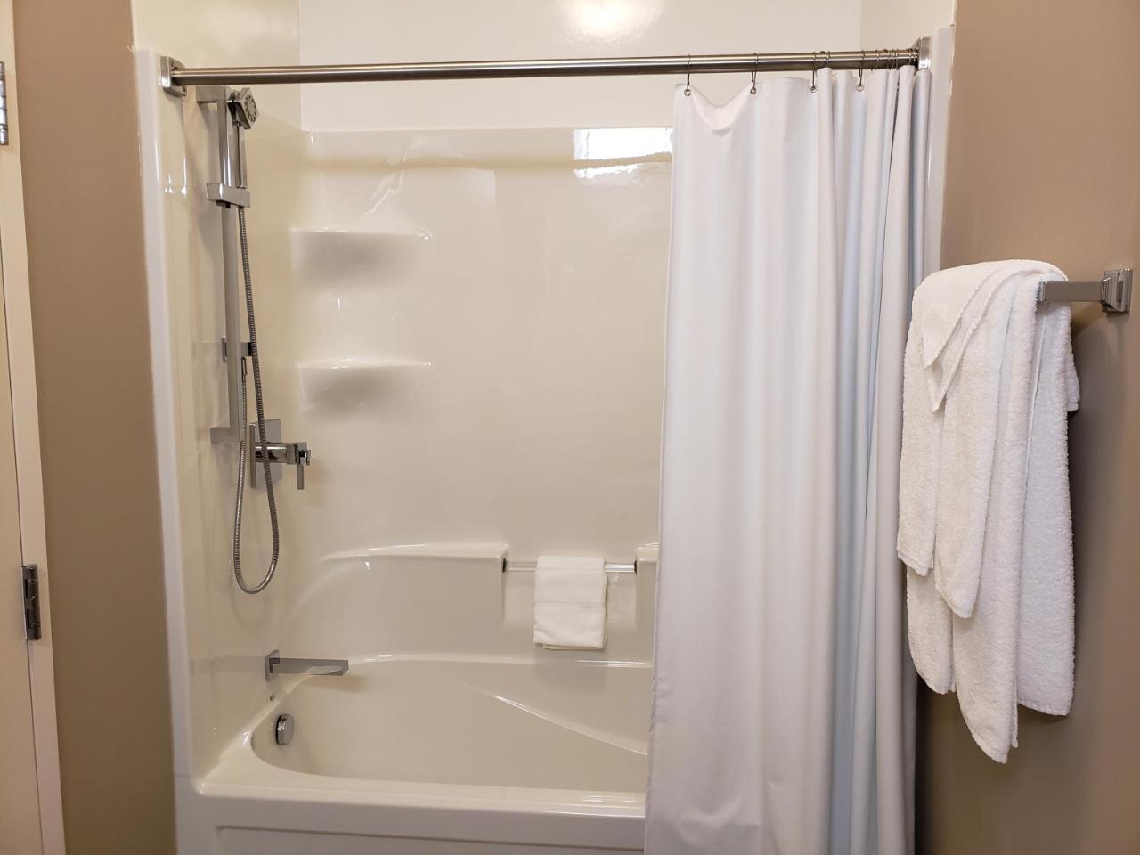 Super 8 By Wyndham Mont Laurier Hotel Екстериор снимка